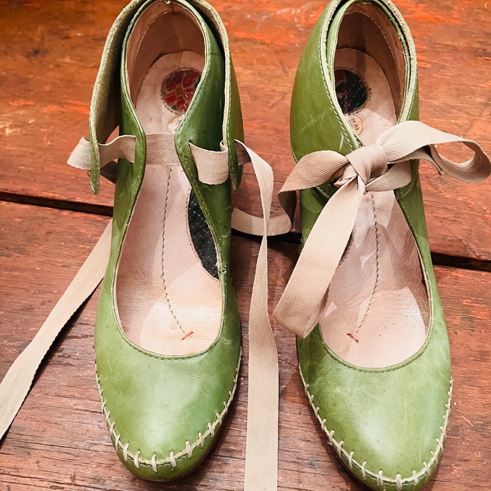 Terra Plana Handmade green leather pumps 9